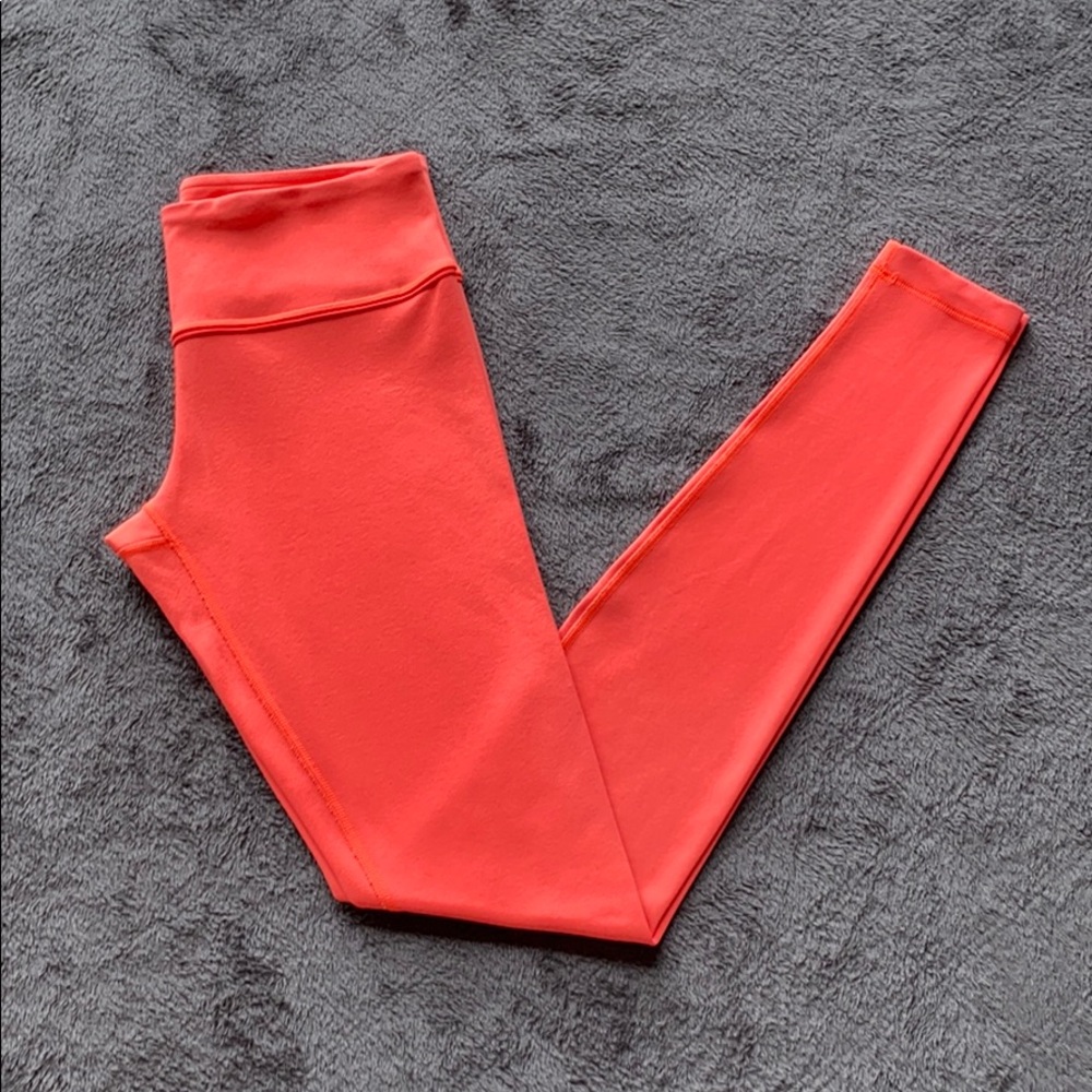 Lululemon Wunder Under size 6